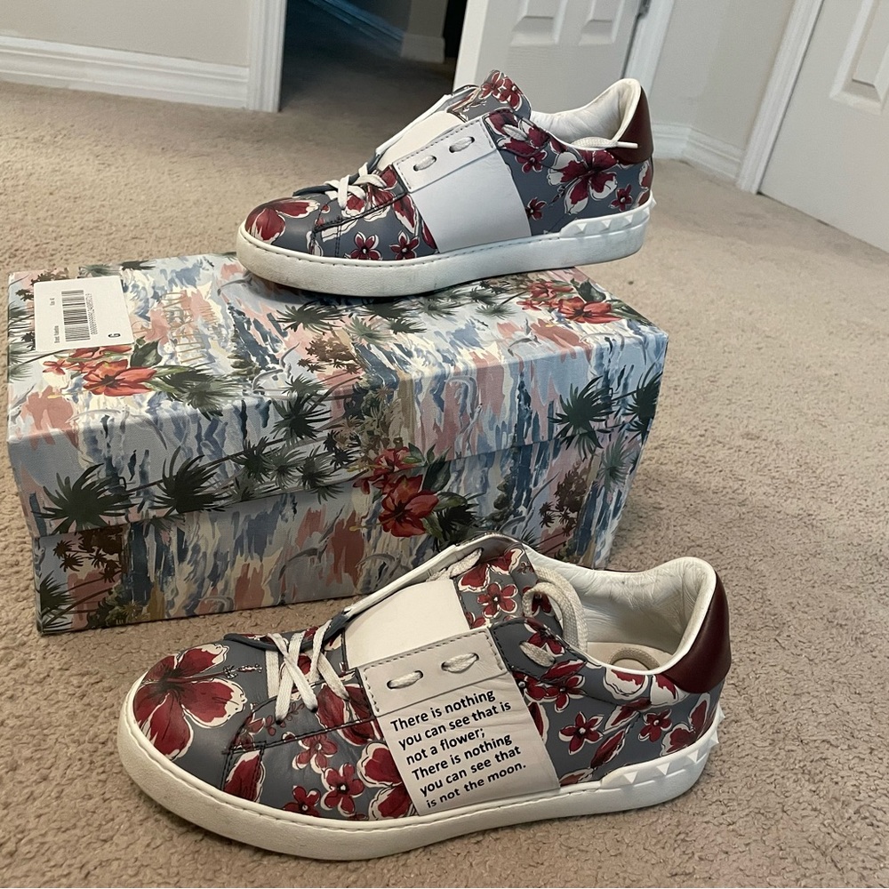 Valentino garvani sneaker. great condition